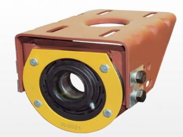 Com regulagem para ajuste de comprimento, ângulo e altura do eixo cardan, com rolamento Ø interno 40 mm, com bico graxeiro. <BR><a href='ver_produto?Cod=454#titulo' class='btn btn-theme'>ver</a>