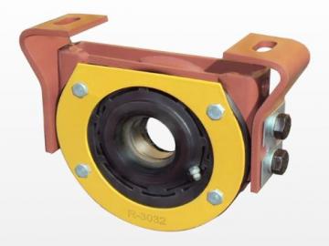com regulagem para ajuste de comprimento, ângulo e altura do eixo cardan, rolamento Ø interno
40 mm e bico graxeiro. <BR><a href='ver_produto?Cod=456#titulo' class='btn btn-theme'>ver</a>